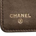 Miniatyrbilde 5 av 10: Pre-owned Chanel Embossed Lambskin CC Camellia Bifold Wallet Black