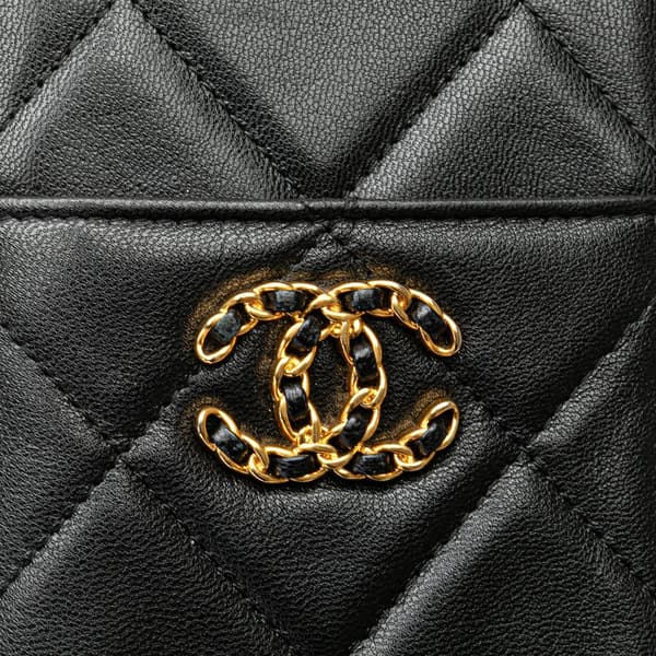 Pre-owned Chanel CC Quilted Goatskin 19 Phone and Card Holder Black