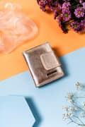 Miniatyrbillede 2 af 10: Lille damepung med trykknap og lås lavet af skinnende naturlæder fra Lumarko!