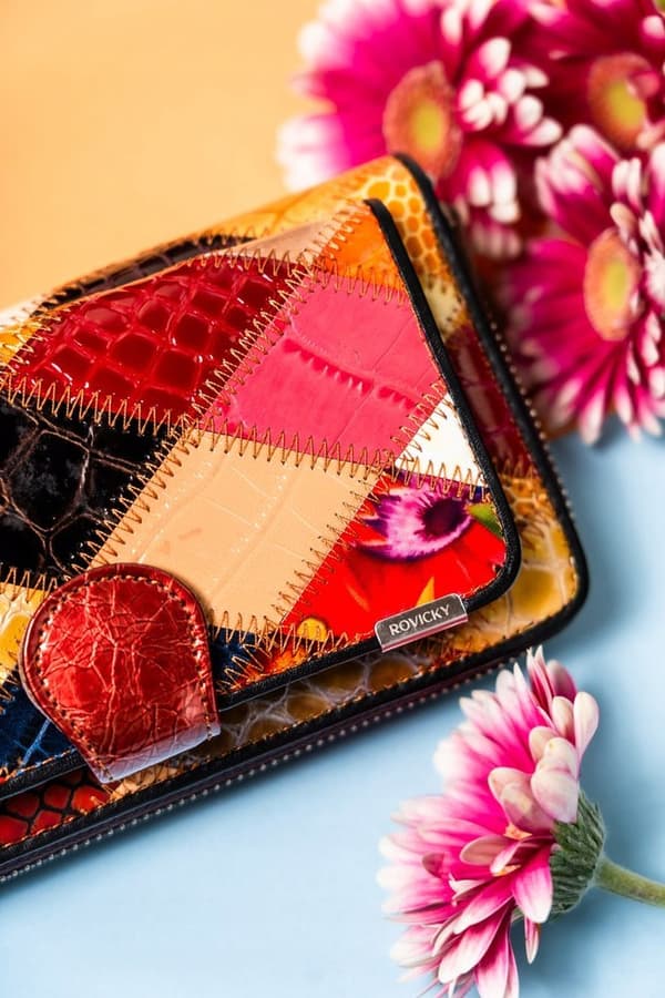 Stor, patchwork damepung lavet af naturligt læder fra Lumarko!