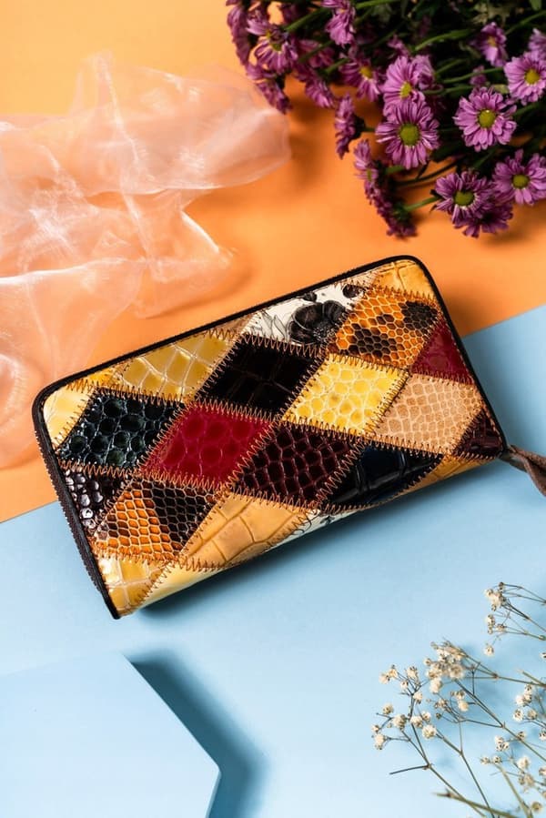 Stor, patchwork damepung lavet af naturligt læder fra Lumarko!