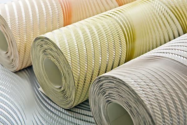 Tapet stribet mønster EDEM 85030BR35 lidt tekstureret metallisk mønster mat baggrund farve grøn oliven gul hvid sølv 5,33 m2