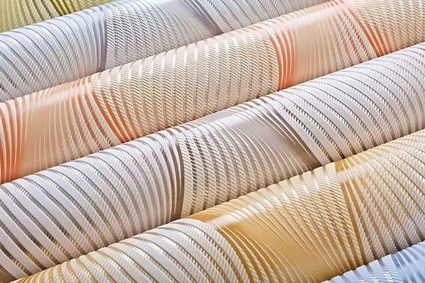 Tapet stribet mønster EDEM 85030BR35 lidt tekstureret metallisk mønster mat baggrund farve grøn oliven gul hvid sølv 5,33 m2