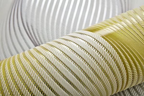 Tapet stribet mønster EDEM 85030BR35 lidt tekstureret metallisk mønster mat baggrund farve grøn oliven gul hvid sølv 5,33 m2