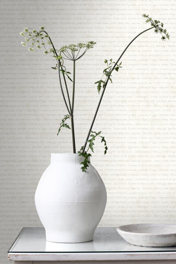 ESTAhome tapet text beige på melerad vit bakgrund 53 cm x 10,05 m