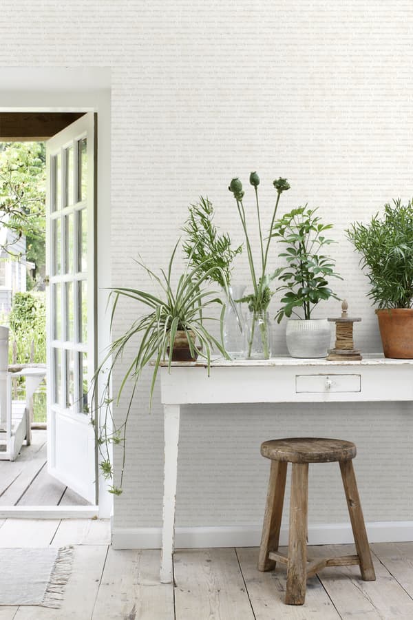 ESTAhome tapet text beige på melerad vit bakgrund 53 cm x 10,05 m