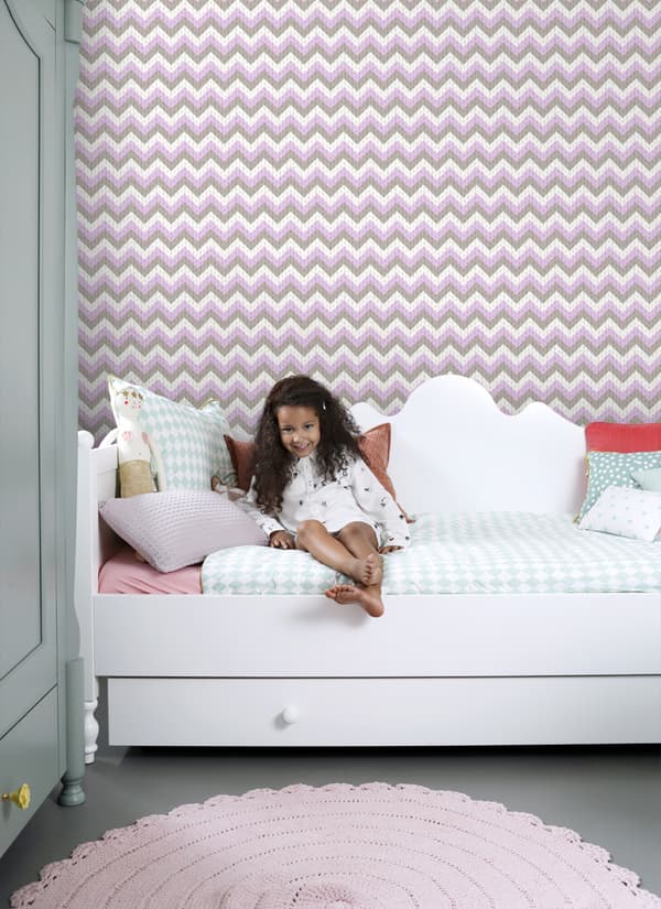 ESTAhome tapet sicksackmotiv mullvadsgrått och lila 53 cm x 10,05 m