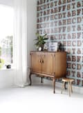 Miniatyrbild 2 av 5: ESTAhome tapet träbokstäver med ljus vintageblått och sepiabrunt 0,53 x 10,05 m