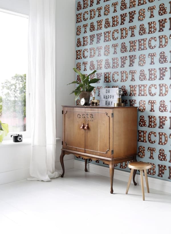 ESTAhome tapet träbokstäver med ljus vintageblått och sepiabrunt 0,53 x 10,05 m