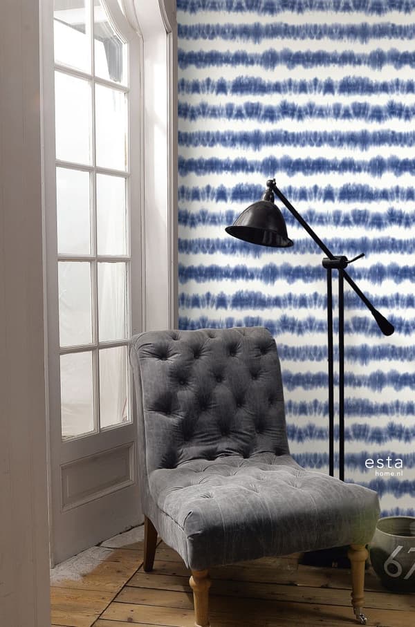 ESTAhome tapet horisontella shibori batikränder indigoblått och matt vitt 53 cm x 10,05 m