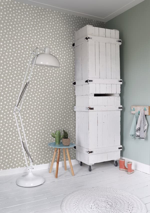 ESTAhome tapet små stjärnor varmt grått 53 cm x 10,05 m