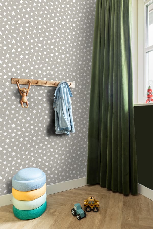 ESTAhome tapet små stjärnor varmt grått 53 cm x 10,05 m