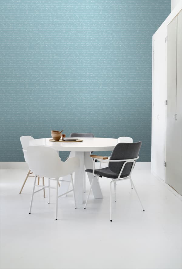 ESTAhome tapet håndskrevne latinske blomsternavne lyst azurblåt 53 cm x 10,05 m