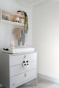 Miniatyrbild 2 av 6: Origin Wallcoverings tapet små kronor varmt grått och vitt 0,53 x 10,05 m