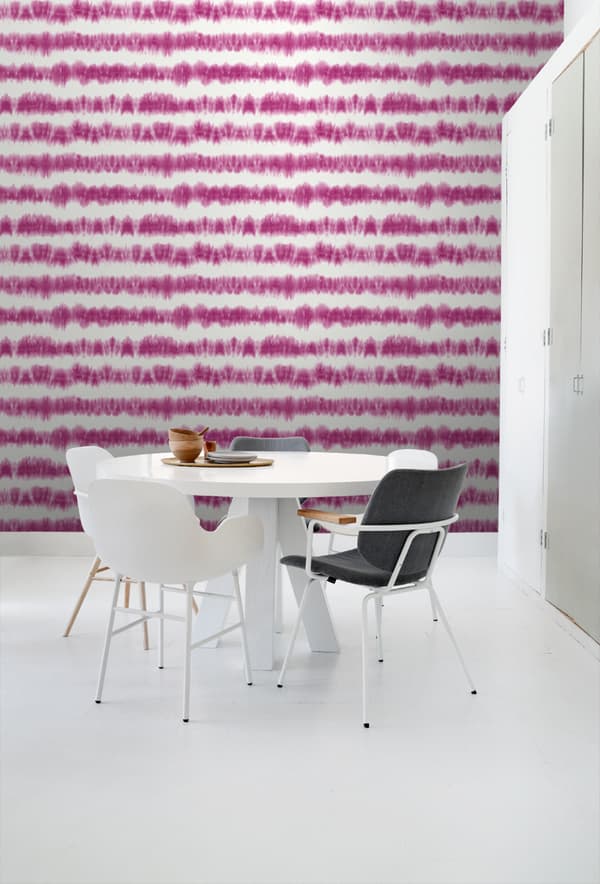 ESTAhome tapet horisontella shibori batikränder intensivt fuchsiarosa och matt vitt 53 cm x 10,05 m