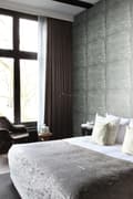 Miniatyrbild 2 av 8: Origin Wallcoverings tapet stora slitna rostiga metallplåtar med nitar ljust lagungrönt 53 cm x 10,05 m
