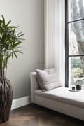 Miniatyrbillede 7 af 8: Origin Wallcoverings tapet ensfarvet lyst grålilla 53 cm x 10,05 m