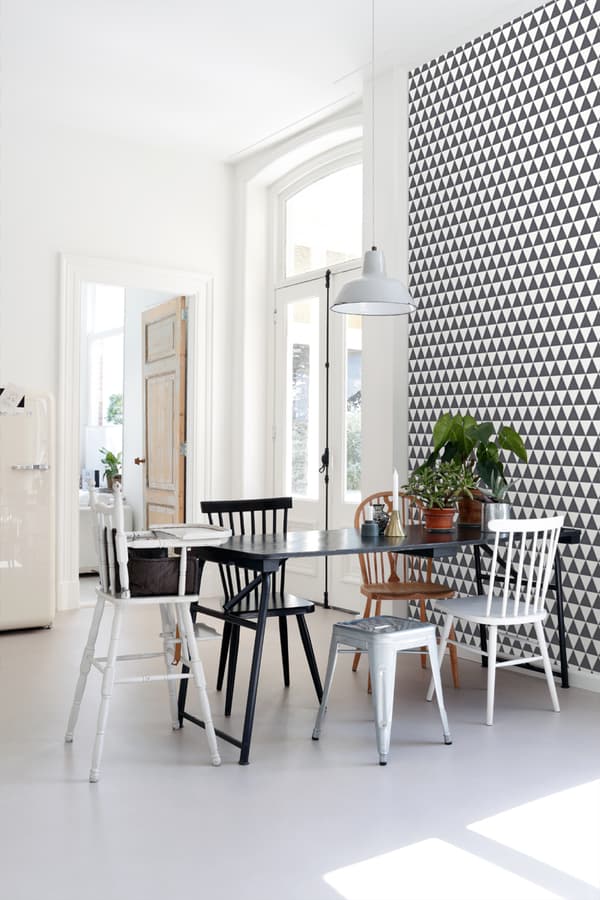 ESTAhome tapet grafiska geometriska trianglar mörkgrått och matt vitt 53 cm x 10,05 m
