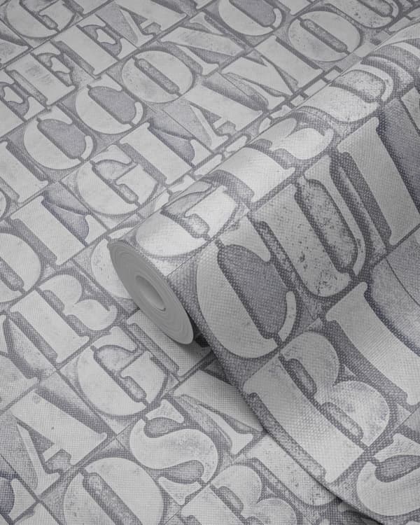 Origin Wallcoverings tapet gamla metalltryckta bokstäver ljusgrått 53 cm x 10,05 m