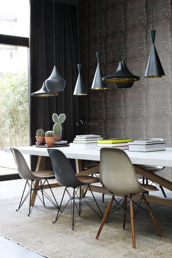 Origin Wallcoverings tapet store slidte rustne metalplader med nitter sort og benzinblåt 53 cm x 10,05 m