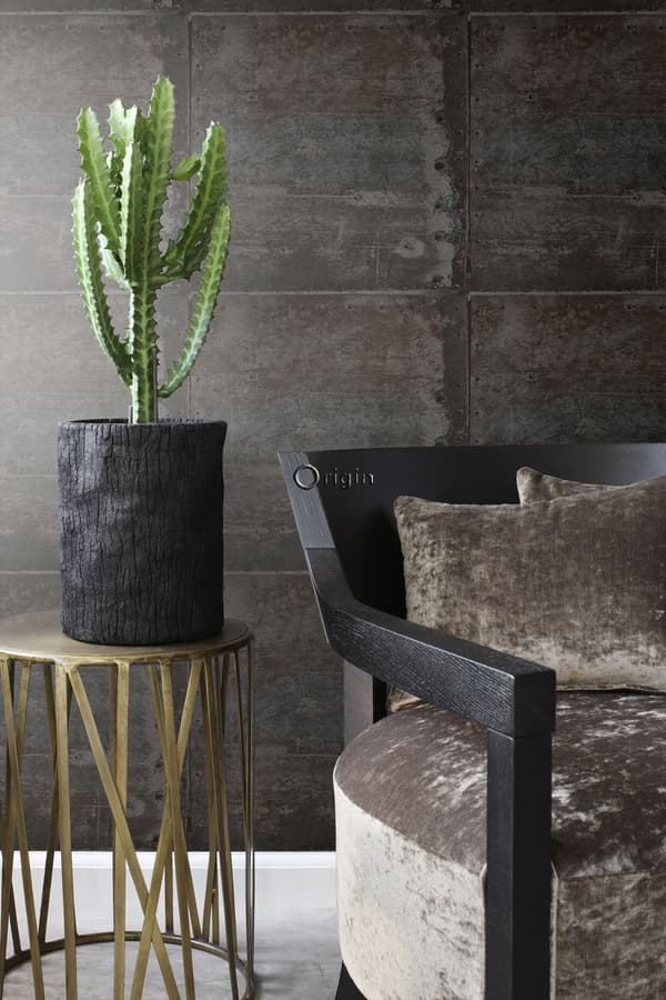 Origin Wallcoverings tapet store slidte rustne metalplader med nitter sort og benzinblåt 53 cm x 10,05 m