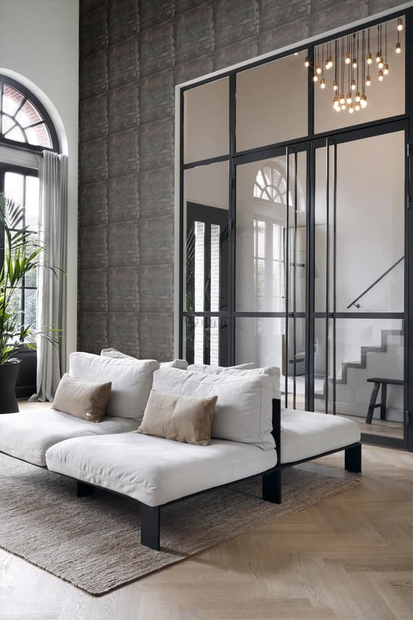 Origin Wallcoverings tapet store slidte rustne metalplader med nitter sort og benzinblåt 53 cm x 10,05 m