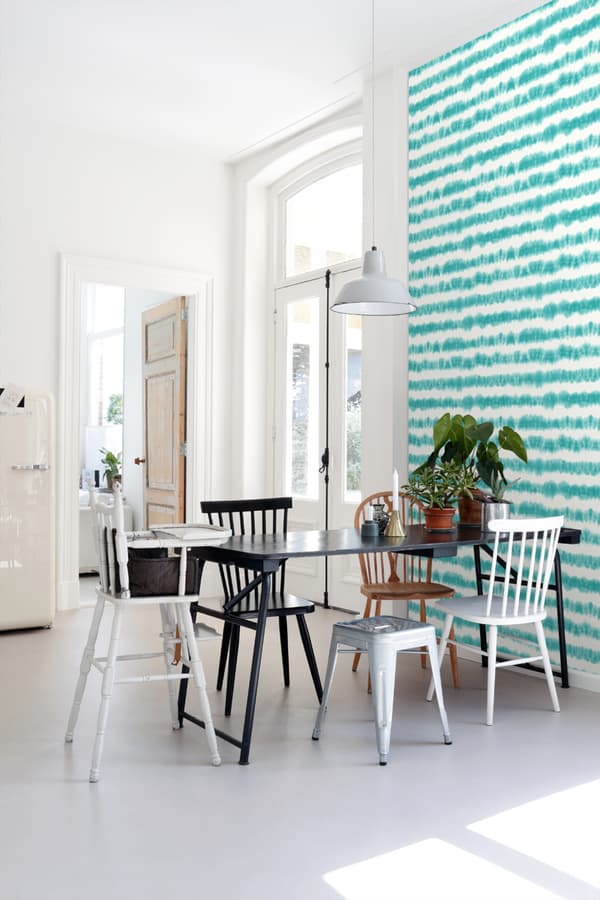 ESTAhome tapet horisontella shibori batikränder intensivt turkos och matt vitt 53 cm x 10,05 m