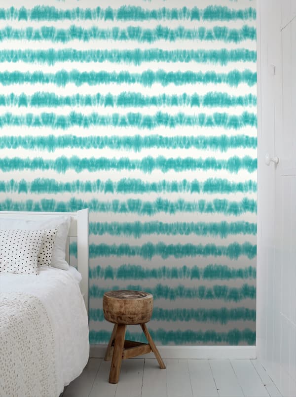 ESTAhome tapet horisontella shibori batikränder intensivt turkos och matt vitt 53 cm x 10,05 m