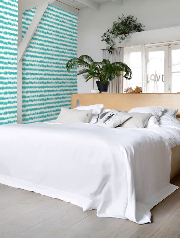 ESTAhome tapet horisontella shibori batikränder intensivt turkos och matt vitt 53 cm x 10,05 m