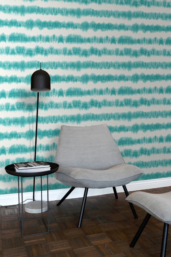 ESTAhome tapet horisontella shibori batikränder intensivt turkos och matt vitt 53 cm x 10,05 m