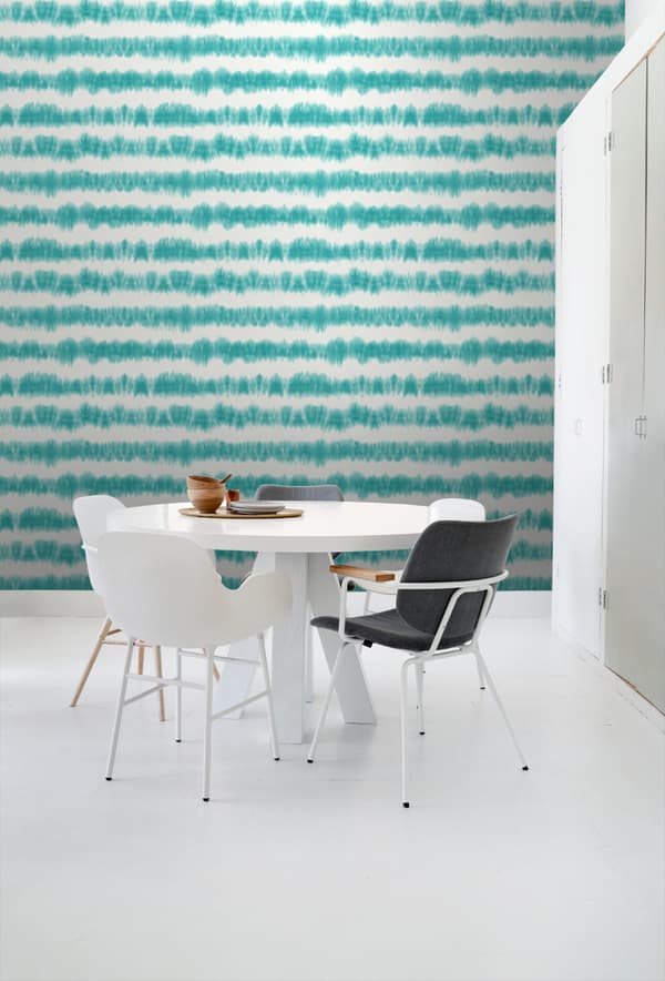 ESTAhome tapet horisontella shibori batikränder intensivt turkos och matt vitt 53 cm x 10,05 m