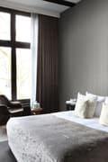 Miniatyrbild 7 av 8: Origin Wallcoverings tapet smala oregelbundna streck med sandstruktur mullvadsgrått 53 cm x 10,05 m