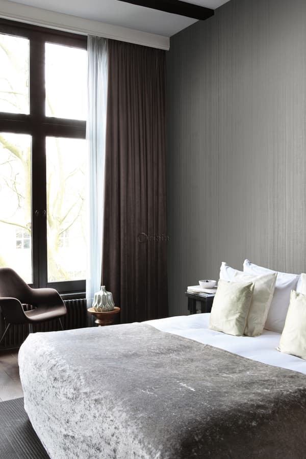 Origin Wallcoverings tapet smala oregelbundna streck med sandstruktur mullvadsgrått 53 cm x 10,05 m