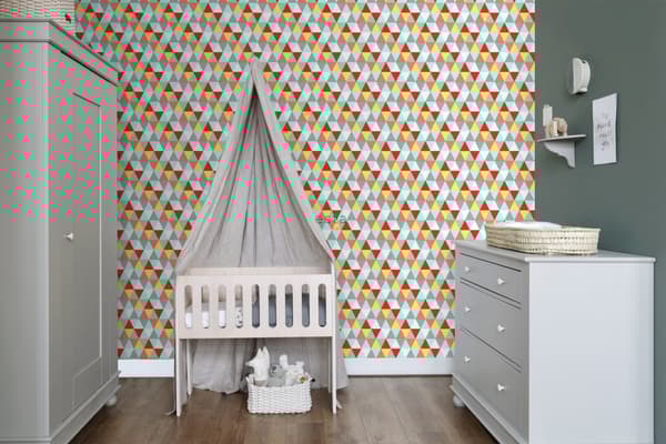 ESTAhome tapet trianglar rött, gul och blått 53 cm x 10,05 m
