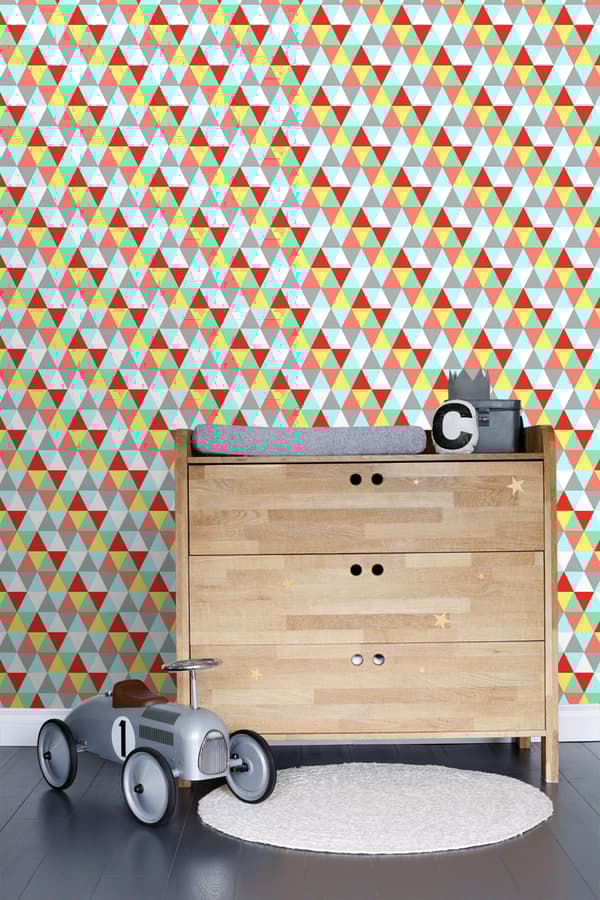 ESTAhome tapet trianglar rött, gul och blått 53 cm x 10,05 m