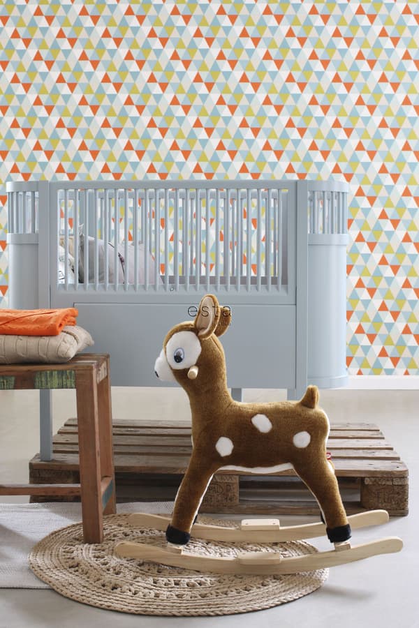 ESTAhome tapet trianglar rött, gul och blått 53 cm x 10,05 m