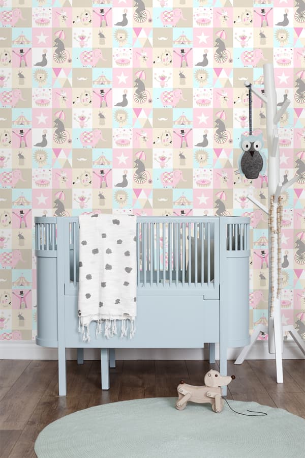 ESTAhome tapet cirkus ljusrosa, ljusblått och beige 53 cm x 10,05 m