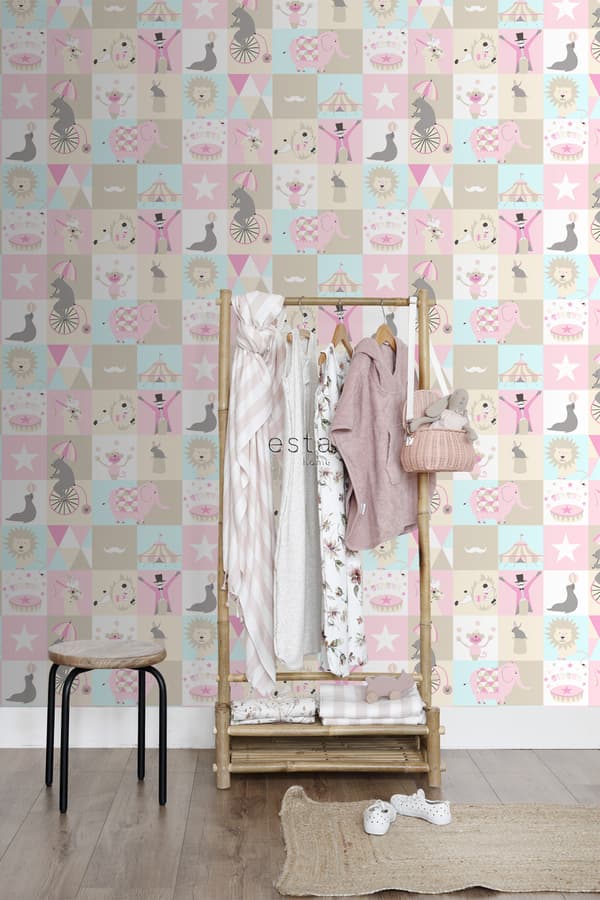 ESTAhome tapet cirkus ljusrosa, ljusblått och beige 53 cm x 10,05 m
