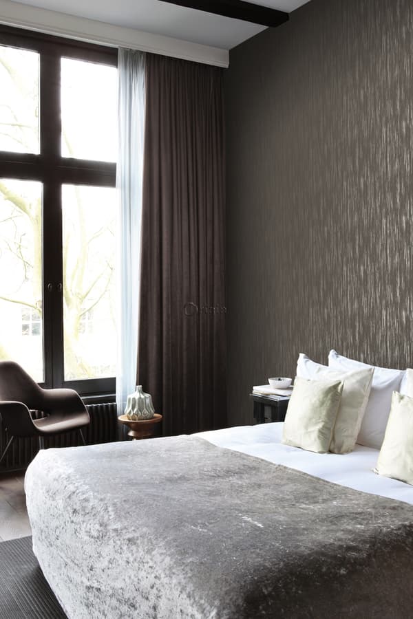 Origin Wallcoverings tapet smala ränder brunt och guldglänsande 53 cm x 10,05 m