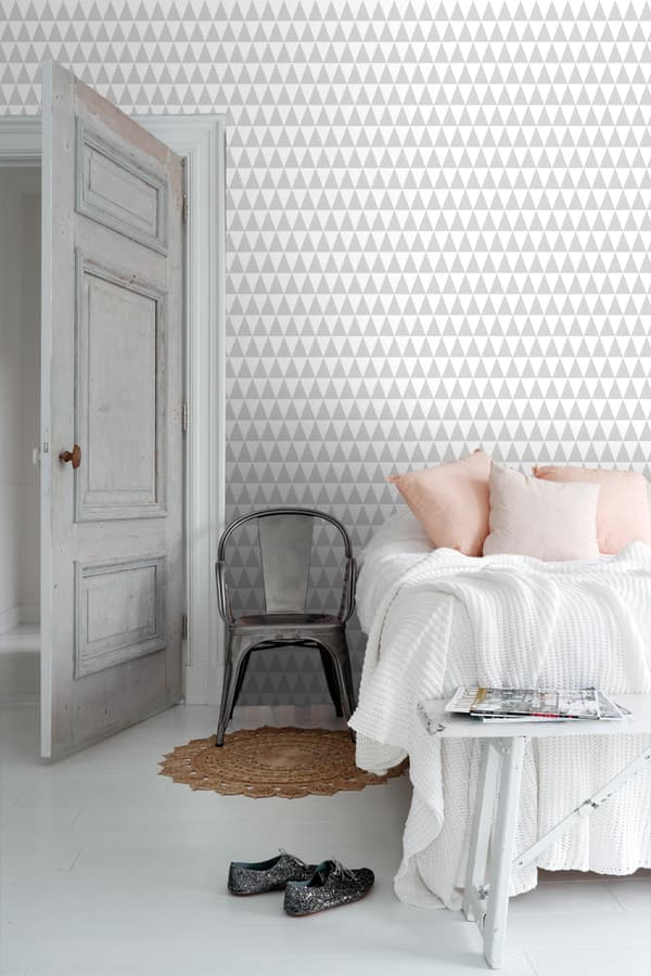 ESTAhome tapet grafiske geometriske trekanter varmt lysegråt og mathvidt 53 cm x 10,05 m
