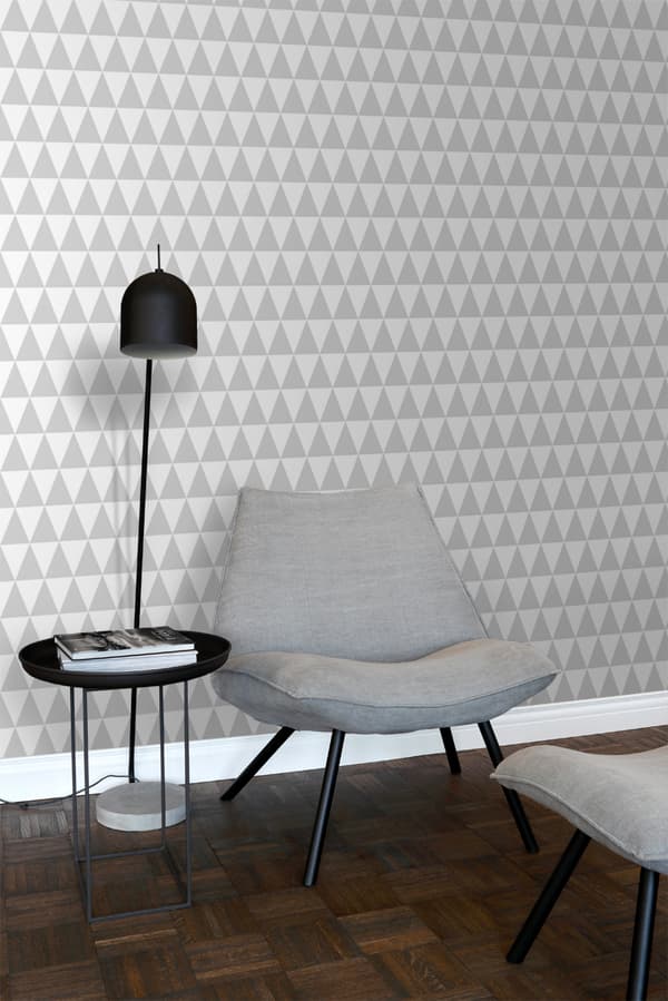 ESTAhome tapet grafiske geometriske trekanter varmt lysegråt og mathvidt 53 cm x 10,05 m