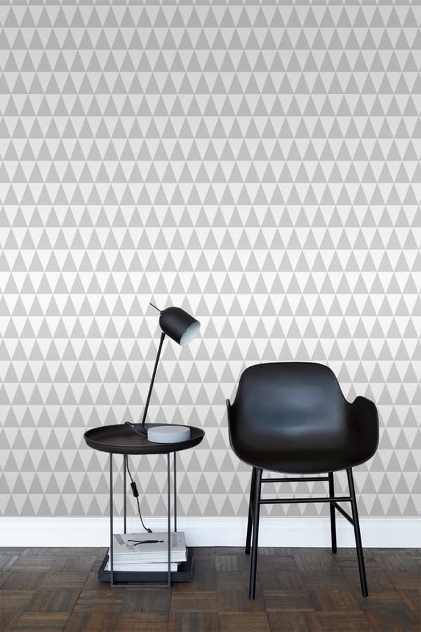 ESTAhome tapet grafiske geometriske trekanter varmt lysegråt og mathvidt 53 cm x 10,05 m