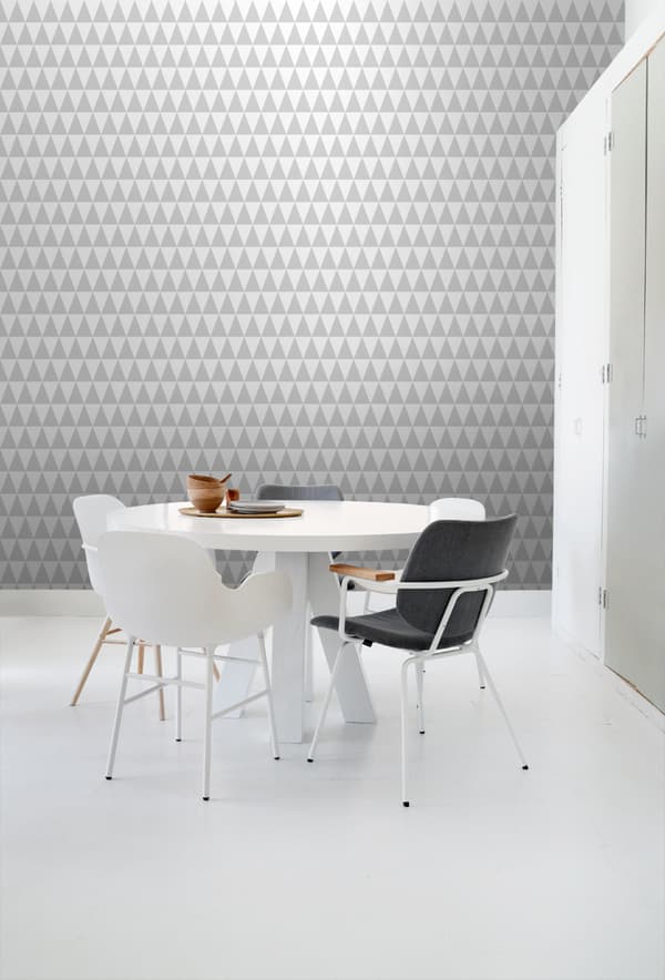 ESTAhome tapet grafiske geometriske trekanter varmt lysegråt og mathvidt 53 cm x 10,05 m