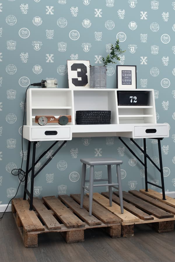 ESTAhome tapet skolemblem ljust vintageblått 53 cm x 10,05 m