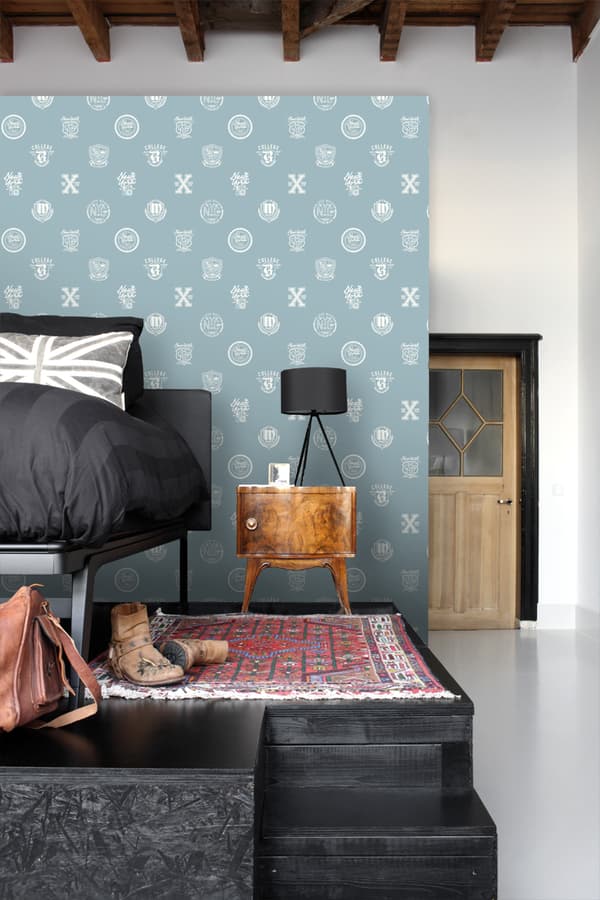 ESTAhome tapet skolemblem ljust vintageblått 53 cm x 10,05 m