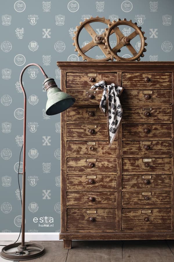 ESTAhome tapet skolemblem ljust vintageblått 53 cm x 10,05 m