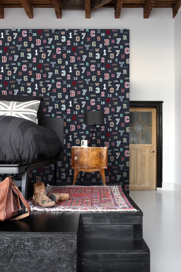 ESTAhome tapet siffror & bokstäver mörkblått 53 cm x 10,05 m