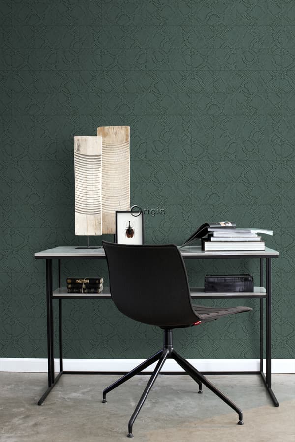 Origin Wallcoverings tapet flisemotiv med slangeskind print benzinblåt 0,53 x 10,05 m