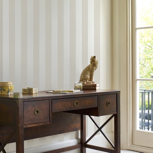 Laura Ashley - Non-woven Tapet - Lille Pearlescent Stripe Linen - 10mx52cm