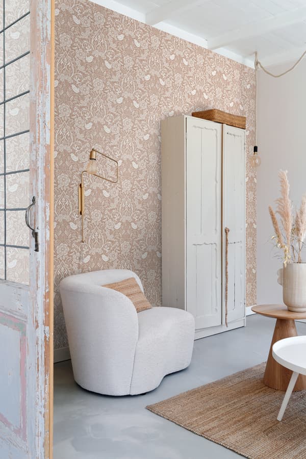 ESTAhome tapet blomster og fugle i art nouveau nude farve og hvidt 0,53 x 10,05 m
